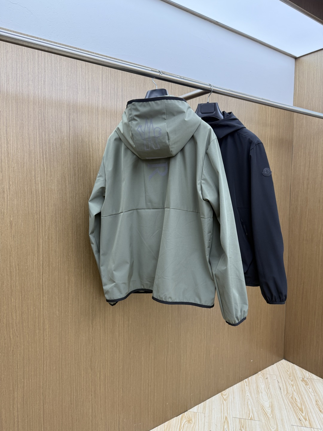 早春 Mon 🔥年早春新款专柜同款连帽休闲夹克，商务休闲两不误！面料采用聚酯纤维防风防水面料，内里聚酯纤