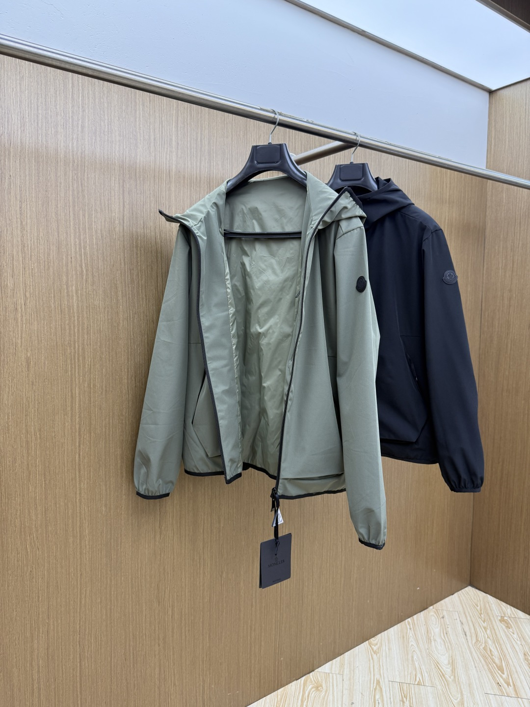 早春 Mon 🔥年早春新款专柜同款连帽休闲夹克，商务休闲两不误！面料采用聚酯纤维防风防水面料，内里聚酯纤