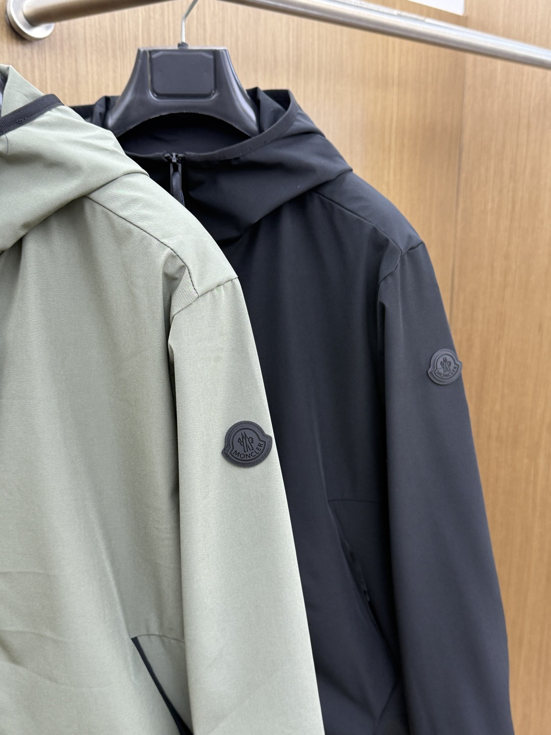 早春 Mon 🔥年早春新款专柜同款连帽休闲夹克，商务休闲两不误！面料采用聚酯纤维防风防水面料，内里聚酯纤
