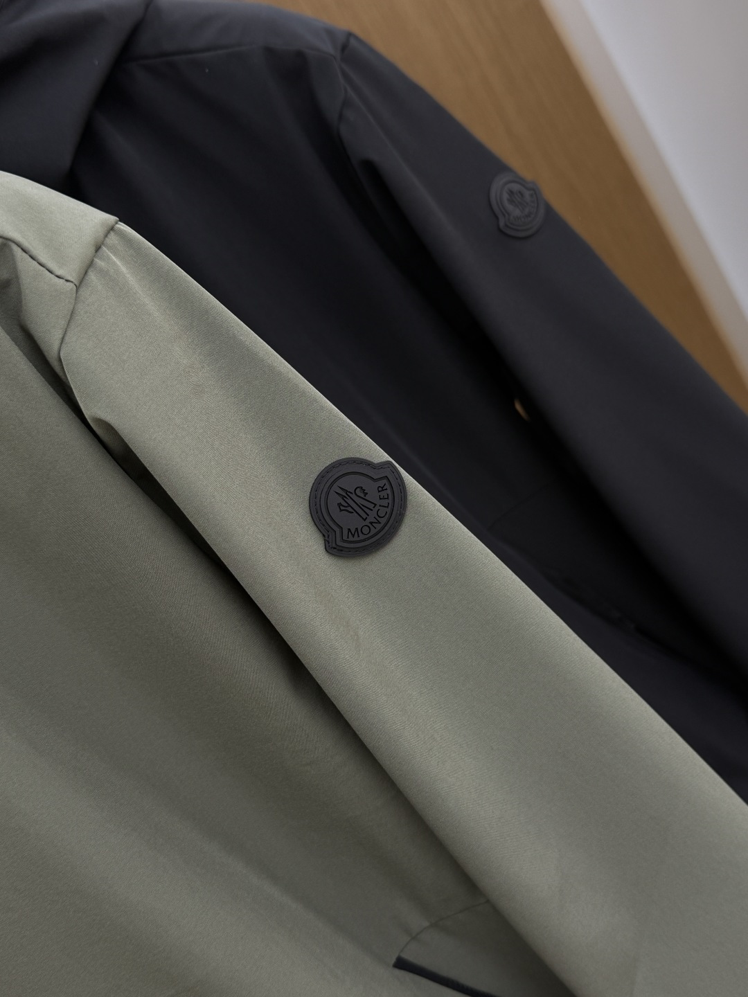 早春 Mon 🔥年早春新款专柜同款连帽休闲夹克，商务休闲两不误！面料采用聚酯纤维防风防水面料，内里聚酯纤