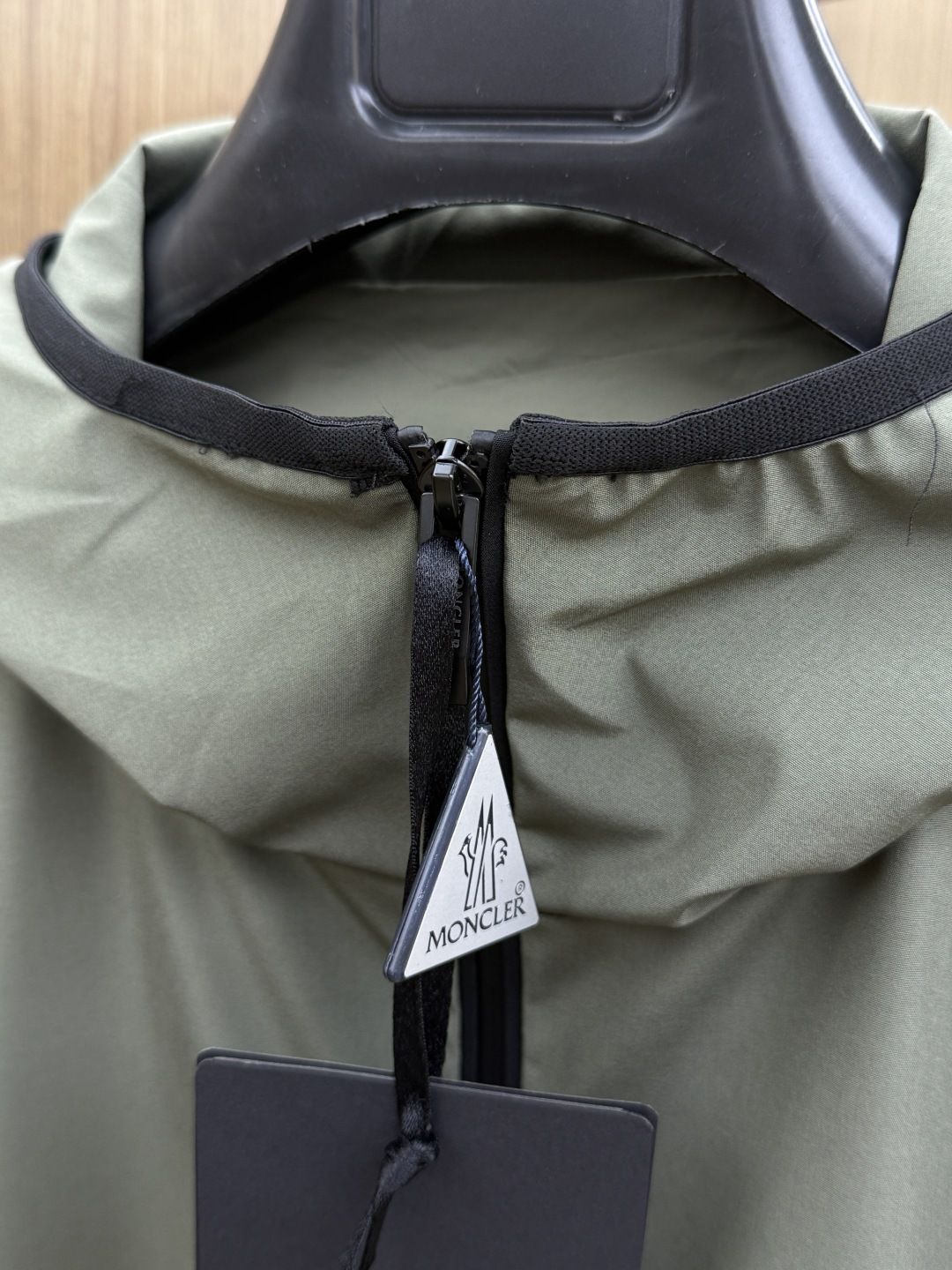 早春 Mon 🔥年早春新款专柜同款连帽休闲夹克，商务休闲两不误！面料采用聚酯纤维防风防水面料，内里聚酯纤