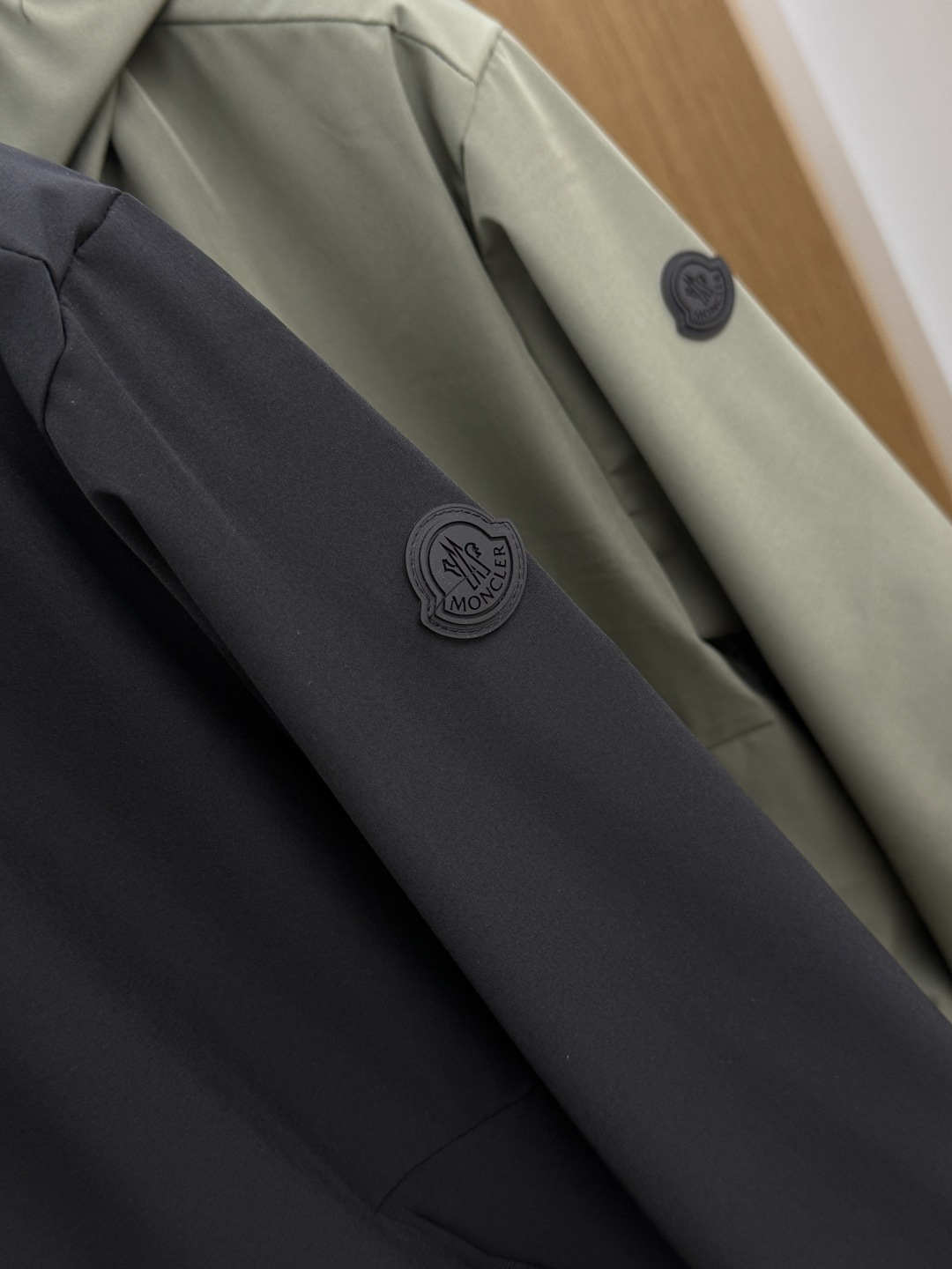 早春 Mon 🔥年早春新款专柜同款连帽休闲夹克，商务休闲两不误！面料采用聚酯纤维防风防水面料，内里聚酯纤