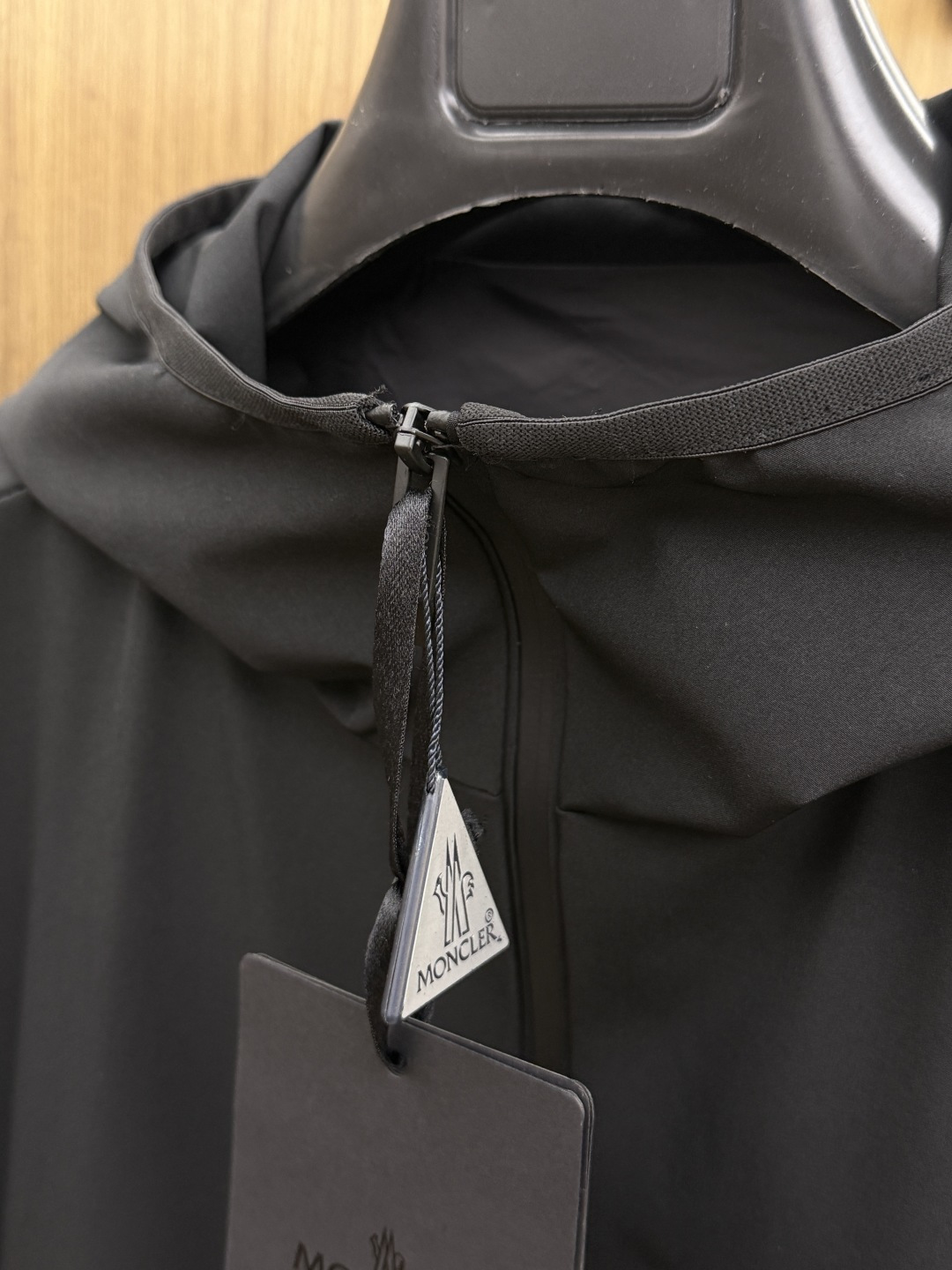 早春 Mon 🔥年早春新款专柜同款连帽休闲夹克，商务休闲两不误！面料采用聚酯纤维防风防水面料，内里聚酯纤