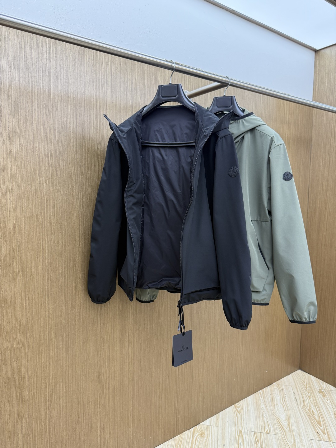 早春 Mon 🔥年早春新款专柜同款连帽休闲夹克，商务休闲两不误！面料采用聚酯纤维防风防水面料，内里聚酯纤