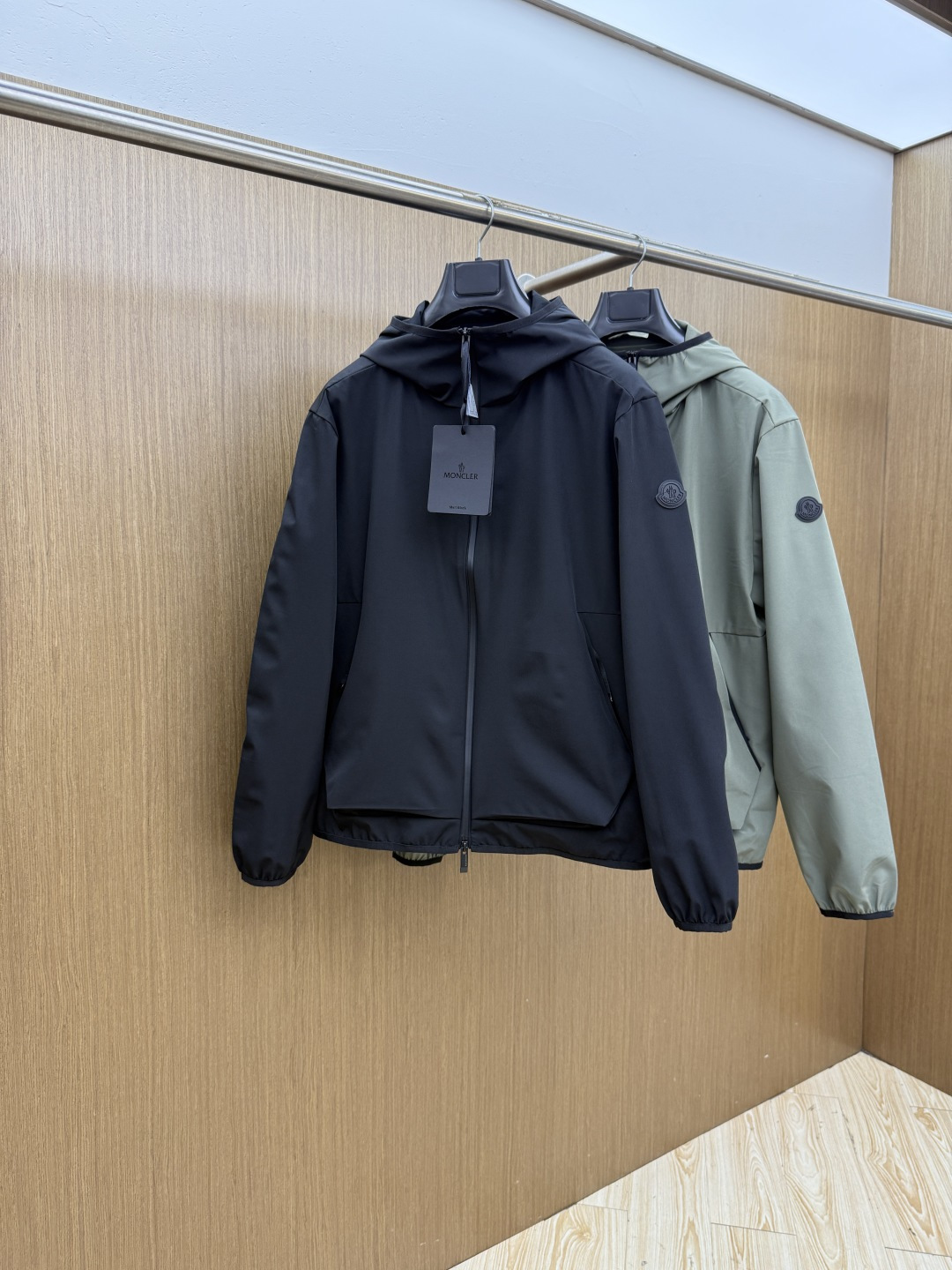 早春 Mon 🔥年早春新款专柜同款连帽休闲夹克，商务休闲两不误！面料采用聚酯纤维防风防水面料，内里聚酯纤