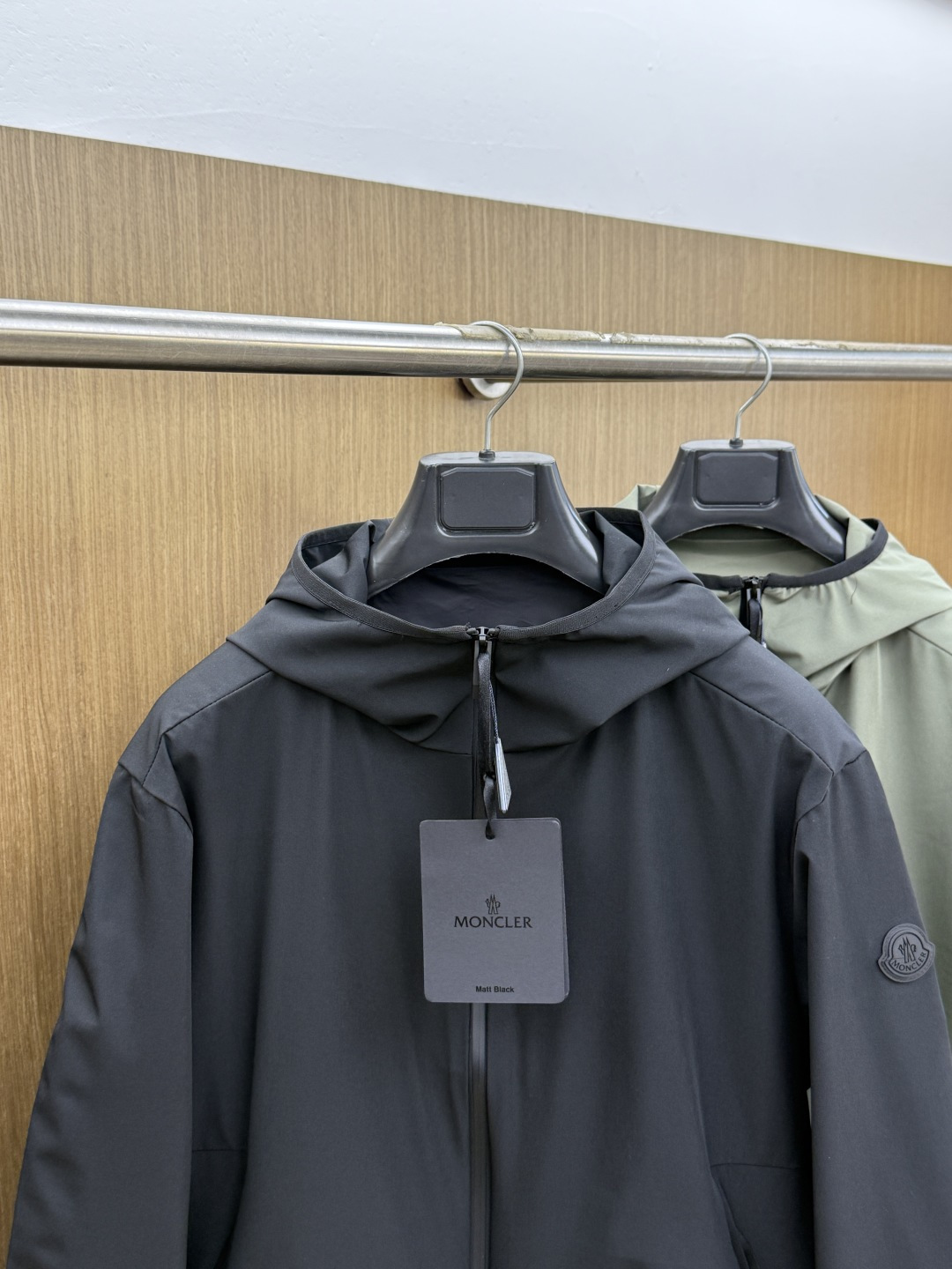 早春 Mon 🔥年早春新款专柜同款连帽休闲夹克，商务休闲两不误！面料采用聚酯纤维防风防水面料，内里聚酯纤