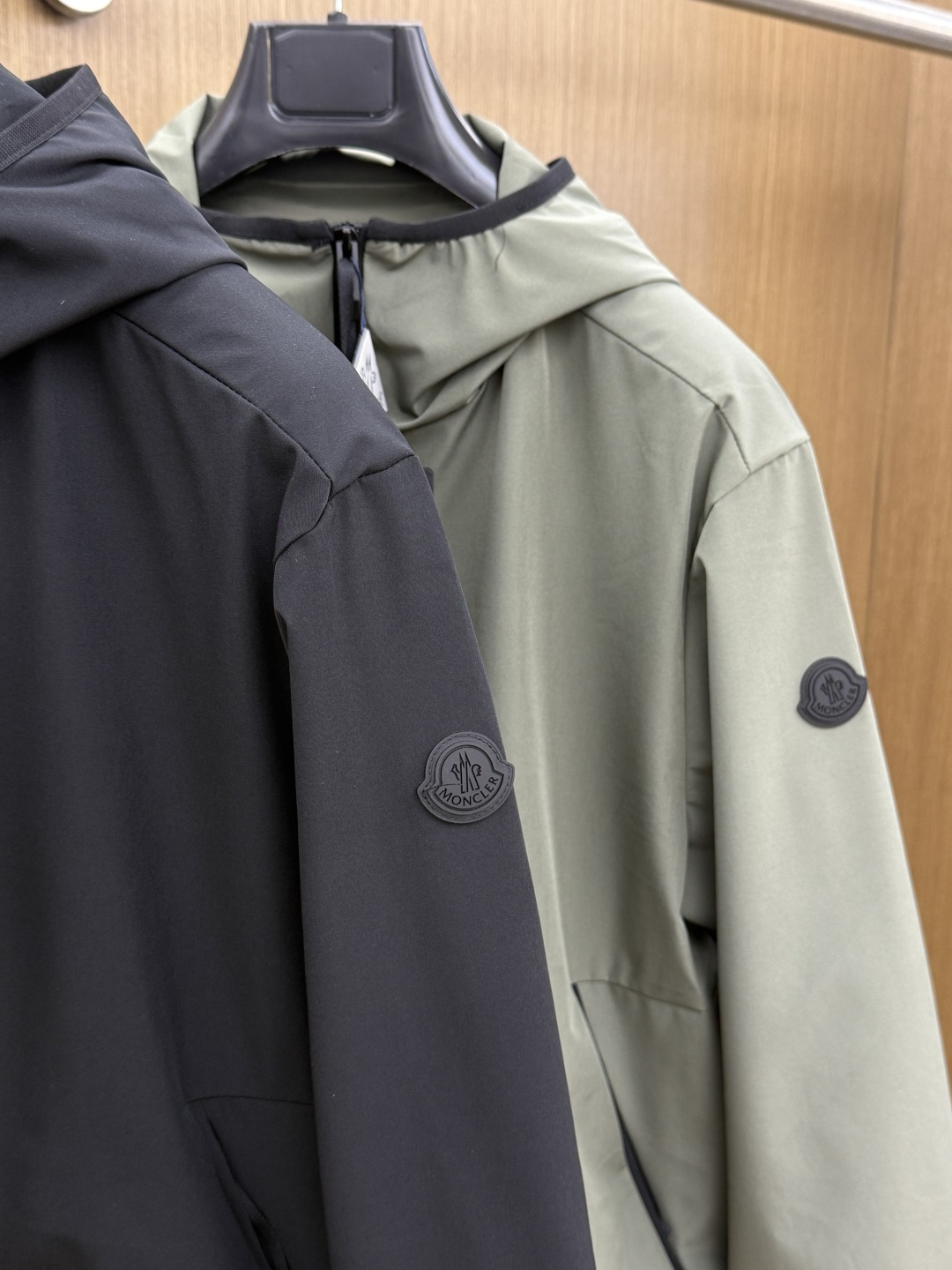 早春 Mon 🔥年早春新款专柜同款连帽休闲夹克，商务休闲两不误！面料采用聚酯纤维防风防水面料，内里聚酯纤