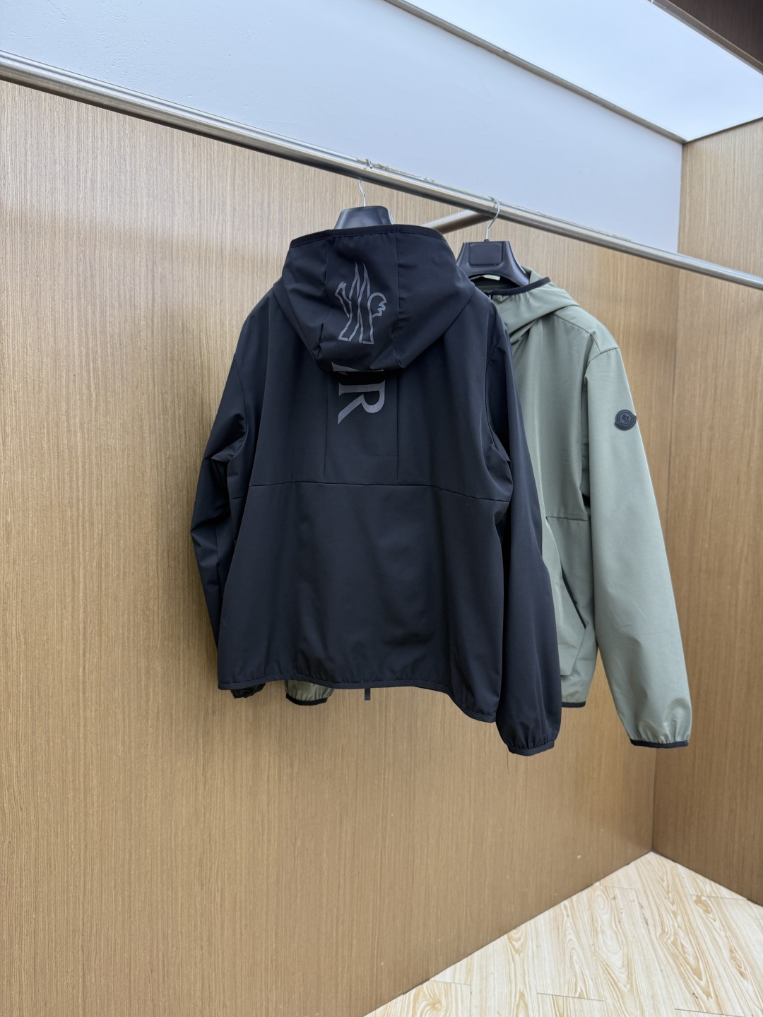 早春 Mon 🔥年早春新款专柜同款连帽休闲夹克，商务休闲两不误！面料采用聚酯纤维防风防水面料，内里聚酯纤