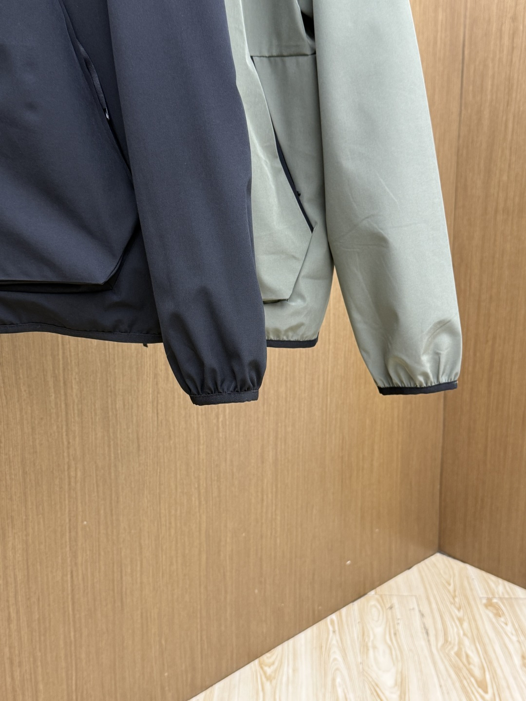 早春 Mon 🔥年早春新款专柜同款连帽休闲夹克，商务休闲两不误！面料采用聚酯纤维防风防水面料，内里聚酯纤