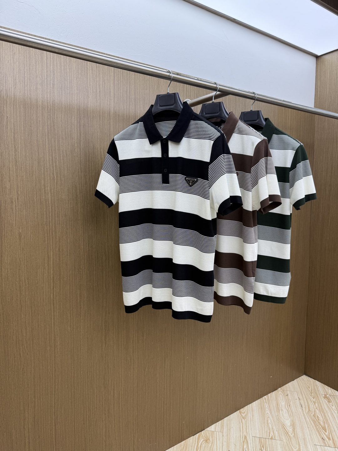 NO:775702,Early spring PD advanced customization 26ss spring and summer new lapel POLO short-sleeved T-shirt. Original customization. The fabric is made of imported pique cotton. It is light and breathable. The upper body is silky and comfortable. High-end and elegant. Classic and versatile. Code number 48-56 C10,, T-shirt, tees, t-shirt,19860909早春 PD 高级定制 26ss春夏新款翻领POLO短袖T恤 原版定制 面料选用进口珠地棉 轻薄透气 上身丝滑舒适 高端大气经典百搭 码数48-56  C10,,T-shirt,tees，t-shirt,,Men's clothing