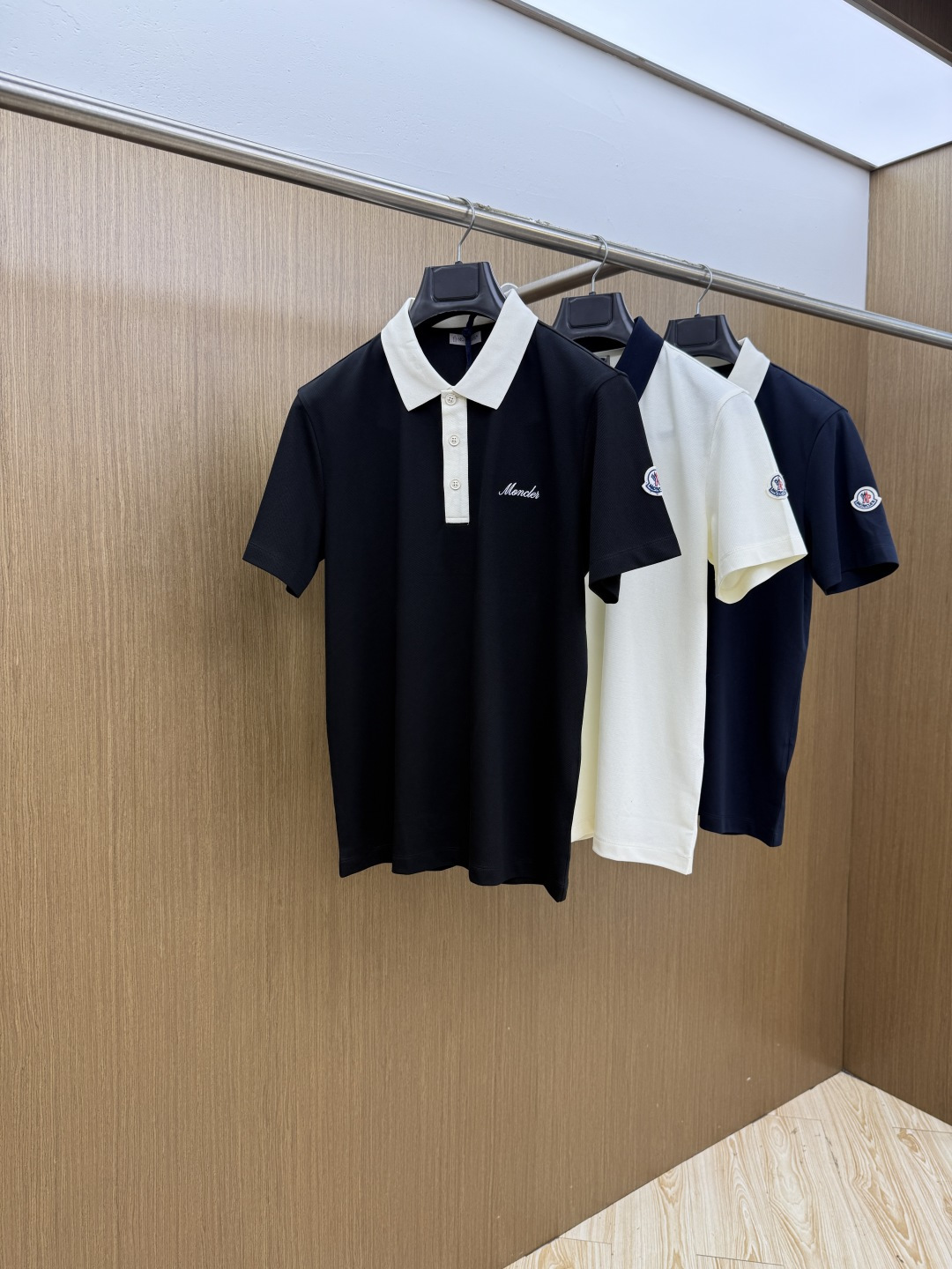 NO:775707,Early spring Mon advanced customization 26ss spring and summer new lapel POLO short-sleeved T-shirt. Original customization. The fabric is made of imported pique cotton. It is light and breathable. The upper body is silky and comfortable. High-end atmosphere, classic and versatile. Code number 48-56 C10,, T-shirt, tees, t-shirt,19860909早春 Mon 高级定制 26ss春夏新款翻领POLO短袖T恤 原版定制 面料选用进口珠地棉 轻薄透气 上身丝滑舒适 高端大气经典百搭 码数48-56  C10,,T-shirt,tees，t-shirt,,Men's clothing
