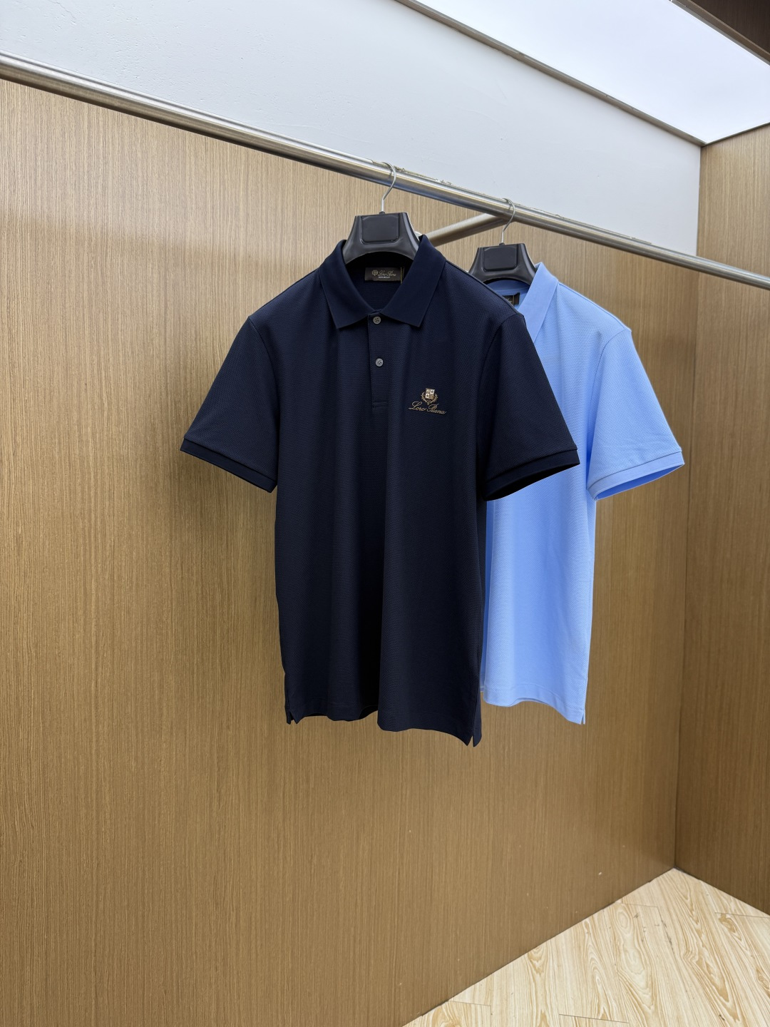 NO:775657,Early spring LP advanced customization 26ss spring and summer new lapel POLO short-sleeved T-shirt. Original customization. The fabric is made of imported pique cotton. It is light and breathable. The upper body is silky and comfortable. High-end and elegant. Classic and versatile. Code number 48-56 C10,, loro piana, T-shirt, tees, t-shirt,19860909早春 LP高级定制 26ss春夏新款翻领POLO短袖T恤 原版定制 面料选用进口珠地棉 轻薄透气 上身丝滑舒适 高端大气经典百搭 码数48-56  C10,,loro piana,T-shirt,tees，t-shirt,,Men's clothing