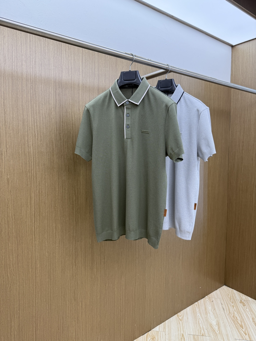 NO:775663,Early spring ZZ advanced customization 26ss spring and summer new lapel POLO short-sleeved T-shirt. Original customization. The fabric is made of imported piqué cotton. It is light and breathable. The upper body is silky and comfortable. High-end and elegant. Classic and versatile. Code number 48-56 C10,, T-shirt, tees, t-shirt,19860909早春 ZZ 高级定制 26ss春夏新款翻领POLO短袖T恤 原版定制 面料选用进口珠地棉 轻薄透气 上身丝滑舒适 高端大气经典百搭 码数48-56  C10,,T-shirt,tees，t-shirt,,Men's clothing