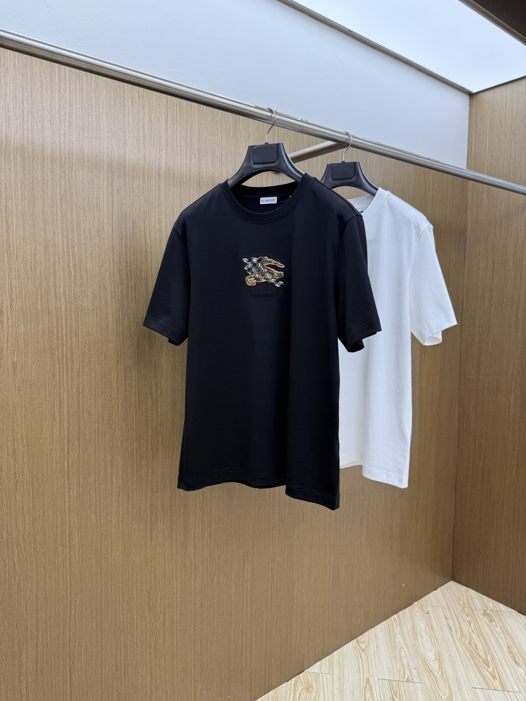 NO:775673,Early spring BBR. High-end customization. Early spring 2026 exclusive for new original men's casual short-sleeved T-shirts. High-end customization. High-end version. Fashionable and versatile imported long-staple cotton fabric. Super soft and delicate feel. Skin-friendly and comfortable to wear. High-end boutique. The upper body made by the factory is very good. A must-have item for men. Complete three standards. Size 48-56 C10, T-shirt, tees, t-shirt,19860909早春 BBR. 高端定制 2026早春独家专供新款原单男士休闲短袖T恤 高端定制 高端版本 时尚百搭爆款进口长绒棉面料 手感超柔软细腻 穿着亲肤舒适 高端精品 代工厂精细做上身非常赞 男士必备单品 三标齐全 码数48-56 C10,,T-shirt,tees，t-shirt,,Men's clothing