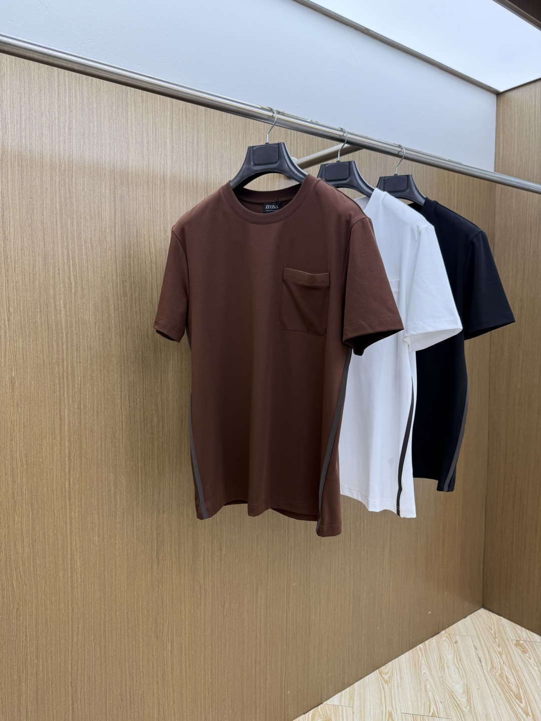 NO:775679,Early spring ZZ high-end customization 2026 early spring exclusive new original men's casual short-sleeved T-shirt High-end customization High-end version Fashionable and versatile imported long-staple cotton fabric Super soft and delicate feel Skin-friendly and comfortable to wear High-end boutique OEM factory finely made upper body is very good Men's must-have items Complete with three standards Code number 48-56 C10, T-shirt, tees, t-shirt,19860909早春 ZZ 高端定制 2026早春独家专供新款原单男士休闲短袖T恤 高端定制 高端版本 时尚百搭爆款进口长绒棉面料 手感超柔软细腻 穿着亲肤舒适 高端精品 代工厂精细做上身非常赞 男士必备单品 三标齐全 码数48-56 C10,,T-shirt,tees，t-shirt,,Men's clothing