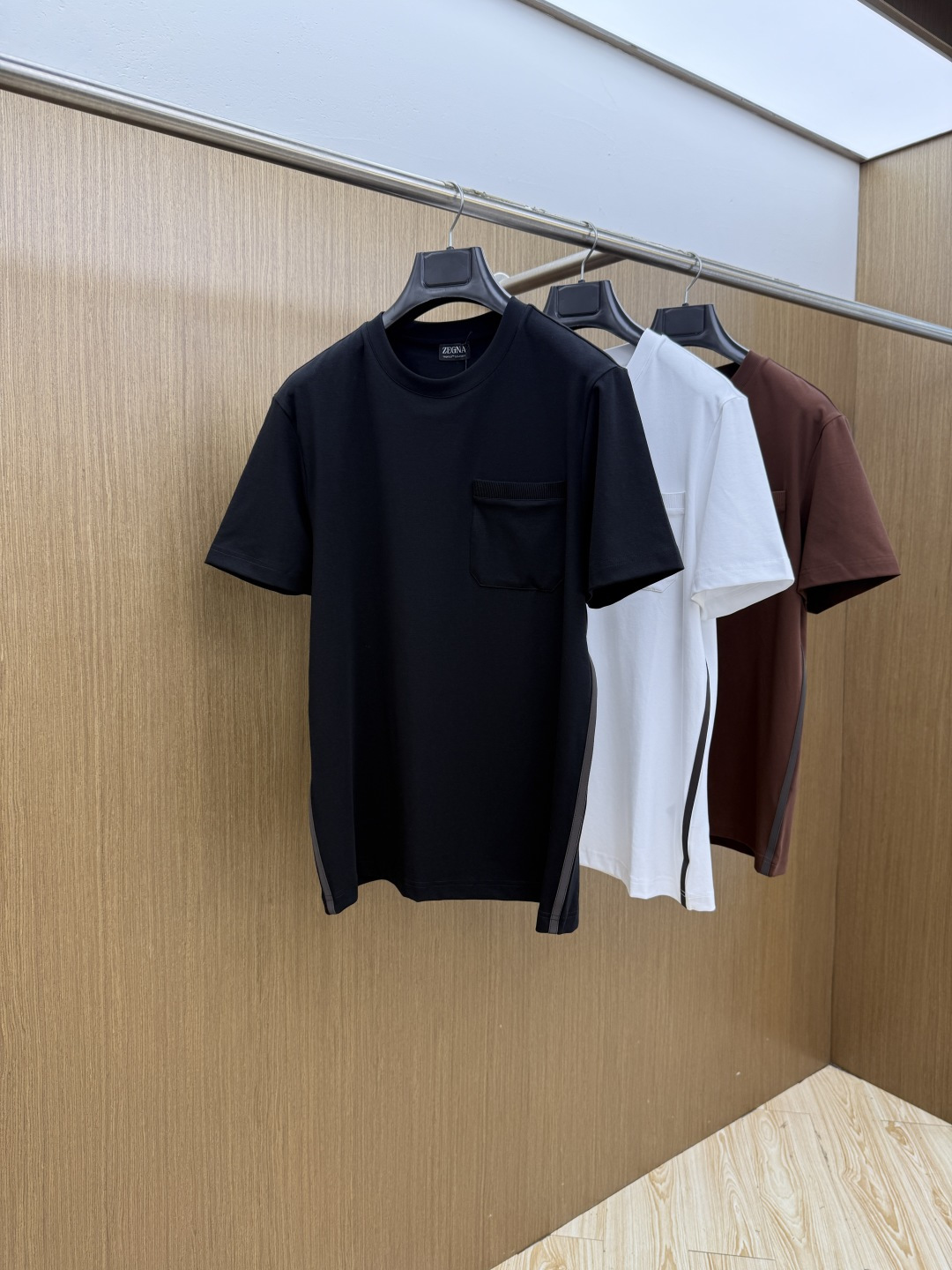 NO:775685,Early spring zz High-end customization 2026 early spring exclusive new original men's casual short-sleeved T-shirt High-end customization High-end version Fashionable and versatile imported long-staple cotton fabric Super soft and delicate feel Skin-friendly and comfortable to wear High-end boutique OEM factory finely made upper body is very good Men's must-have items Complete with three standards Code number 48-56 C10, T-shirt, tees, t-shirt,19860909早春 zz 高端定制 2026早春独家专供新款原单男士休闲短袖T恤 高端定制 高端版本 时尚百搭爆款进口长绒棉面料 手感超柔软细腻 穿着亲肤舒适 高端精品 代工厂精细做上身非常赞 男士必备单品 三标齐全 码数48-56 C10,,T-shirt,tees，t-shirt,,Men's clothing