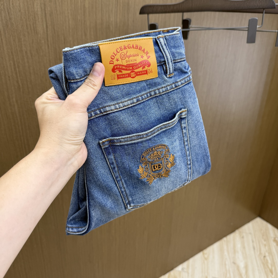 NO:834950,Early spring DG high-end customized quality 26SS spring and summer latest original jeans sold at the same time. Original customized replica. Hardware accessories supplied by customers. Original quality. Imported denim fabrics are heavily washed. Fine workmanship. Excellent upper body. Preferred item A60 SIZE: 29-36 without 35,,jeans,19860909早春 DG 高端定制品质 26SS春夏最新款原单牛仔裤 柜台同步发售 原版定制复刻 客供五金辅料 原单品质 进口牛仔面料重工洗水 做工走线精细 上身绝佳,优选单品A60 SIZE:29-36无35,,jeans,,Men's clothing