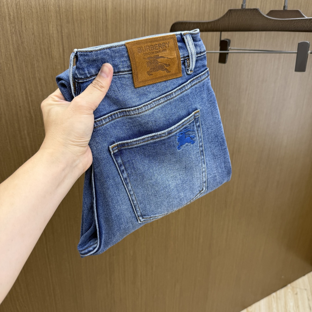 NO:834908,Early spring BBR high-end customized quality 26SS spring and summer latest original jeans sold simultaneously at the counter Original customized replica Customer-supplied hardware accessories Original quality Imported denim fabrics heavily washed Fine workmanship and routing Excellent upper body, preferred item A60 SIZE: 30-38/No 35 37,,jeans,19860909早春 BBR 高端定制品质 26SS春夏最新款原单牛仔裤 柜台同步发售 原版定制复刻 客供五金辅料 原单品质 进口牛仔面料重工洗水 做工走线精细 上身绝佳,优选单品A60 SIZE:30-38/无35 37,,jeans,,Men's clothing