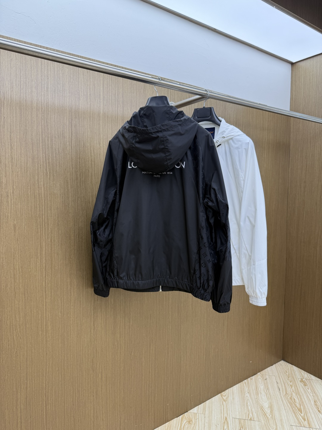 早春 LV 26春夏 男装高端梭织/风衣高端精品系列外套，时尚男女同款，贸易公司渠道订单，官网专柜在售系