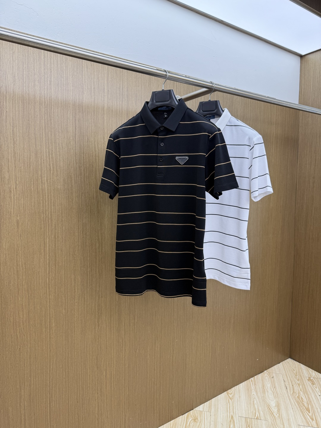 NO:848615,Early spring PD 1956 Early spring exclusive new polo short-sleeved T-shirt. High-end version. Made of Tencel mercerized cotton fabric. Fashionable and versatile. ★Customized feel is super soft and delicate. It is skin-friendly and comfortable to wear. High-end boutique. The upper body is finely made by the factory. It is a must-have item for men. Three standards are complete. Size M-3XL (please state your height and weight when placing an order) Fzh,, T-shirt, tees, t-shirt,19860909早春 PD 1956早春独家专供新款原单polo短袖T恤 高端版本 采用天丝丝光棉面料 时尚百搭爆款★定制手感超柔软细腻 穿着亲肤舒适 高端精品 代工厂精细做上身非常赞 男士必备单品 三标齐全. 码数M-3XL(下单请报身高体重)  Fzh,,T-shirt,tees，t-shirt,,Men's clothing