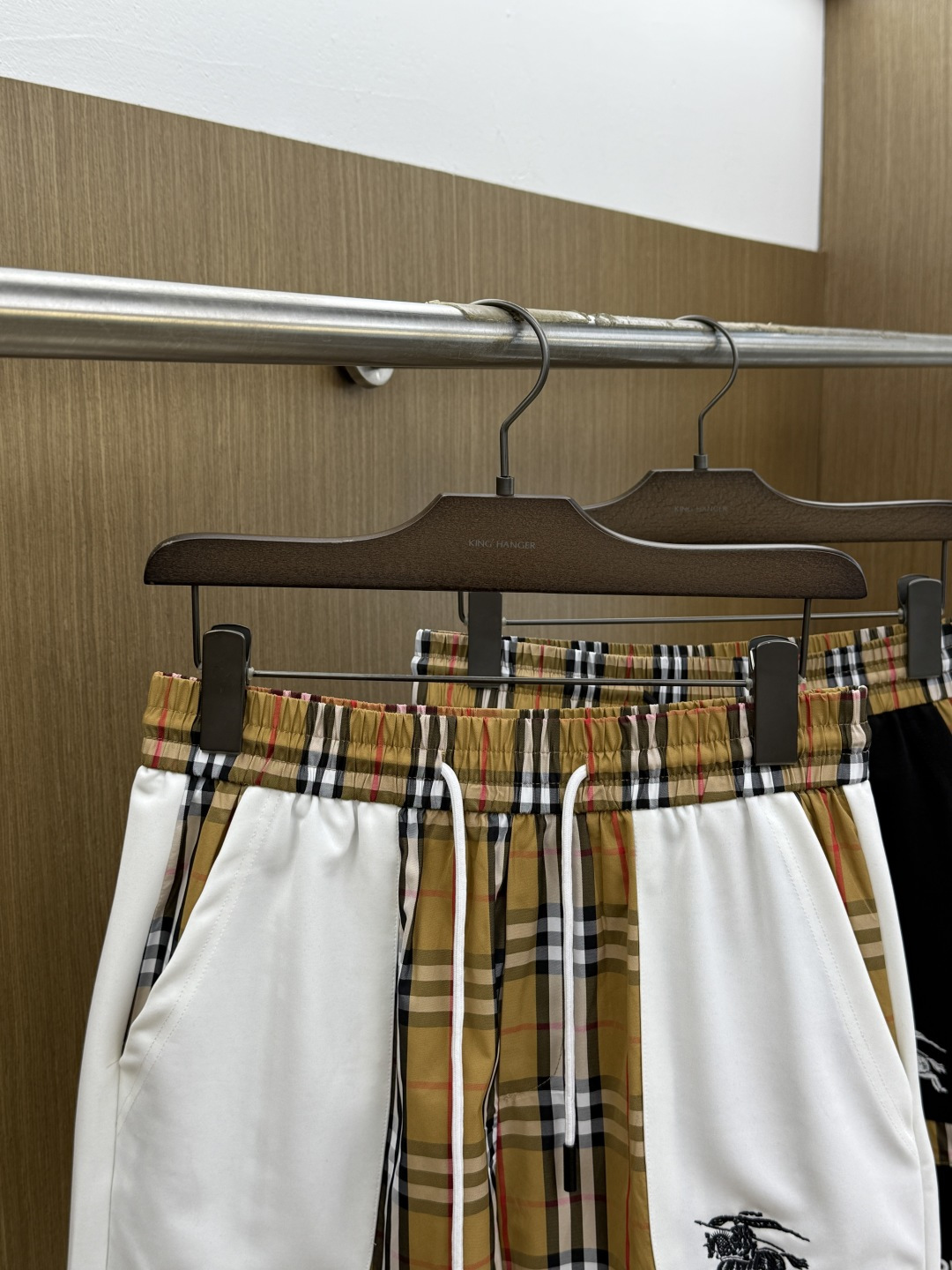Alternative view of Shorts 09507