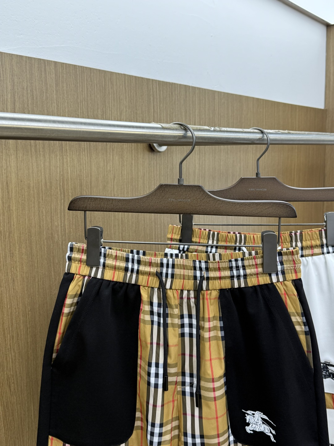 Alternative view of Shorts 09505