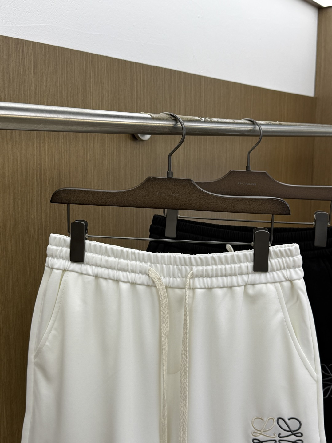 Alternative view of Shorts 09503