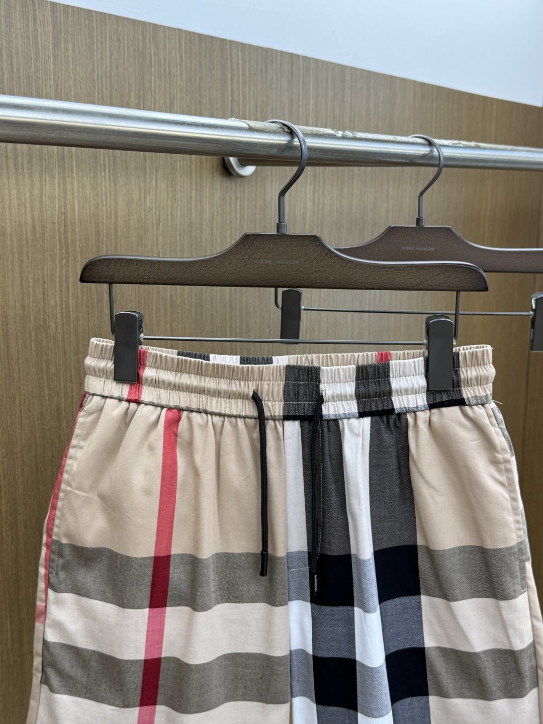 Alternative view of Shorts 09477