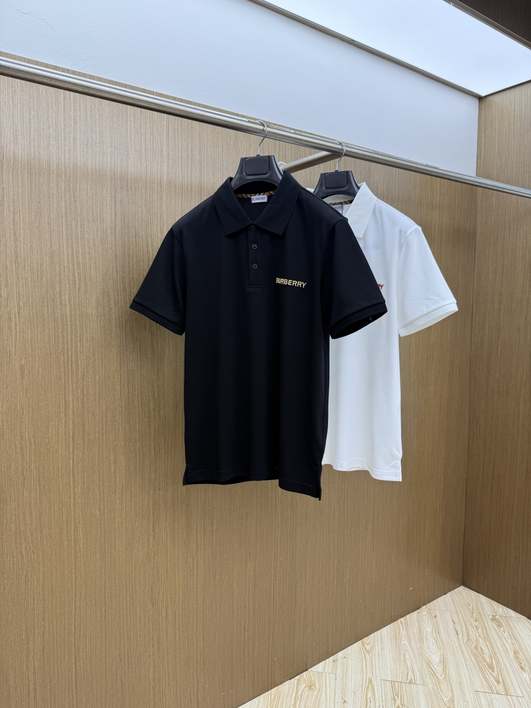 NO:828849,Early spring BBR. 2026 spring and summer · High-end customization plol】Core fabric imported from Peru×Pima cotton × Top mercerization technology Core body feels silky smooth, excellent breathability and not stuffy Core technology heavy industry three-dimensional logo, counter-level precision stitching Core version crisp and neat, body modification Black and white two-color | M-3XL full size coverage D10,,19860909早春 BBR. 2026春夏 · 高阶定制plol】 核心面料秘鲁进口匹马棉 × 顶级丝光工艺 核心体感蚕丝般柔滑,卓越透气不闷热 核心工艺重工立体Logo,专柜级精密车线 核心版型挺括利落,修饰身材 黑 白 双色 | M-3XL全码覆盖  D10,,,Men's clothing