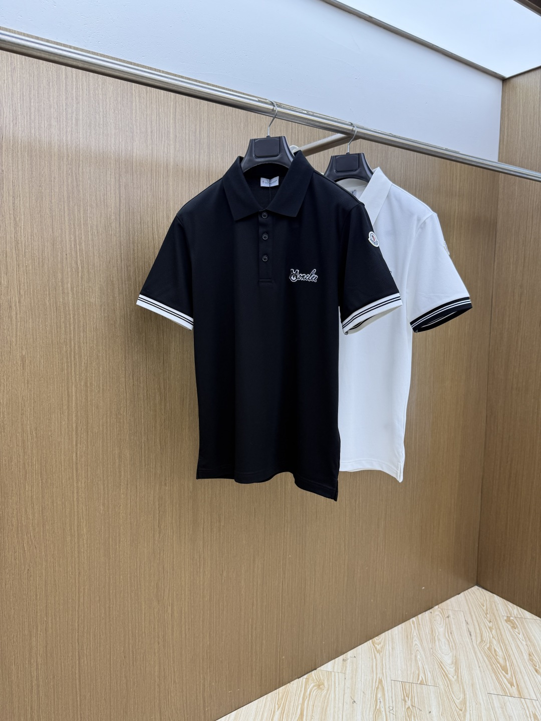 NO:828857,Early spring Mon. 2026 Spring and Summer · High-end customization plol】Core fabric imported from Peru×Pima cotton×Top mercerization process The core body feels silky smooth, excellent breathability and not stuffy The core process heavy industry three-dimensional logo, counter-level precision stitching The core version is crisp and neat, modifying the body Black and white two-color | M-3XL full size coverage D10,,19860909早春 Mon. 2026春夏 · 高阶定制plol】 核心面料秘鲁进口匹马棉 × 顶级丝光工艺 核心体感蚕丝般柔滑,卓越透气不闷热 核心工艺重工立体Logo,专柜级精密车线 核心版型挺括利落,修饰身材 黑 白 双色 | M-3XL全码覆盖  D10,,,Men's clothing