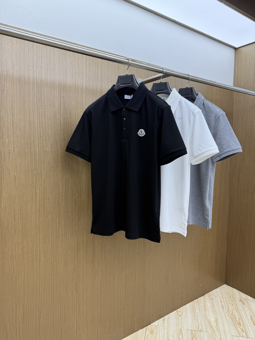 NO:828868,Early spring Mon 2026 spring and summer · High-end customization plol】Core fabric imported from Peru×Top mercerization process The core body feels silky smooth, excellent breathability and not stuffy The core process heavy industry three-dimensional logo, counter-level precision stitching The core version is crisp and neat, modifying the body Black and white two-color | M-3XL full size coverage D10,,19860909早春 Mon 2026春夏 · 高阶定制plol】 核心面料秘鲁进口匹马棉 × 顶级丝光工艺 核心体感蚕丝般柔滑,卓越透气不闷热 核心工艺重工立体Logo,专柜级精密车线 核心版型挺括利落,修饰身材 黑 白 双色 | M-3XL全码覆盖  D10,,,Men's clothing