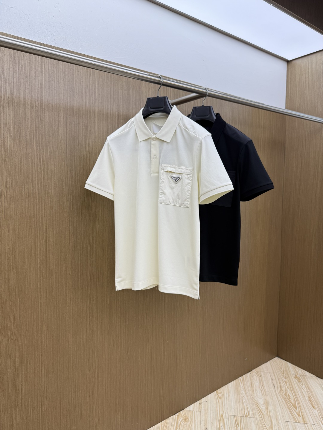 NO:844870,Early spring PD advanced customization 26ss spring and summer new lapel POLO short-sleeved T-shirt. Original customization. The fabric is made of imported pique cotton. It is light and breathable. The upper body is silky and comfortable. High-end and elegant. Classic and versatile. Code number 48-56 C10,, T-shirt, tees, t-shirt,19860909早春 PD 高级定制 26ss春夏新款翻领POLO短袖T恤 原版定制 面料选用进口珠地棉 轻薄透气 上身丝滑舒适 高端大气经典百搭 码数48-56  C10,,T-shirt,tees，t-shirt,,Men's clothing