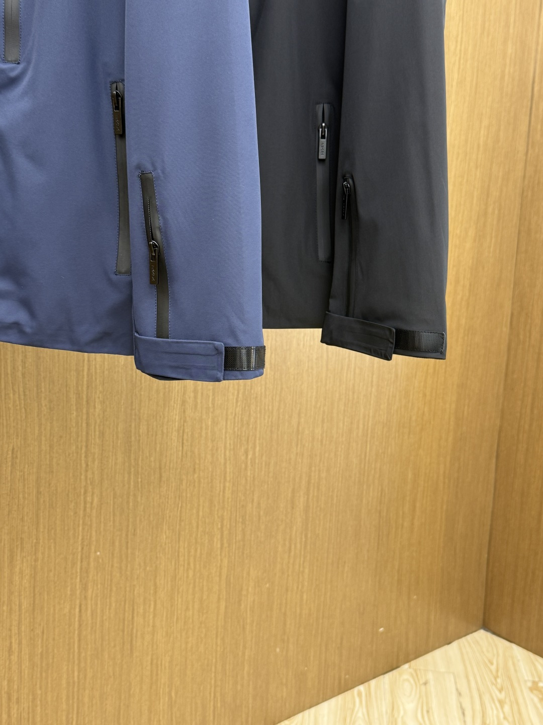 早春 PD 🔥年早春新款专柜同款连帽休闲夹克，商务休闲两不误！面料采用聚酯纤维防风防水面料，内里聚酯纤维