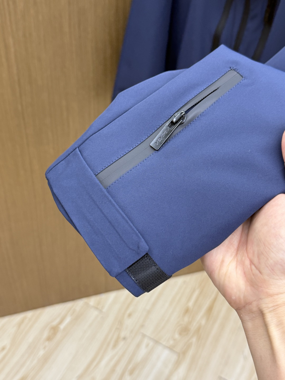 早春 PD 🔥年早春新款专柜同款连帽休闲夹克，商务休闲两不误！面料采用聚酯纤维防风防水面料，内里聚酯纤维