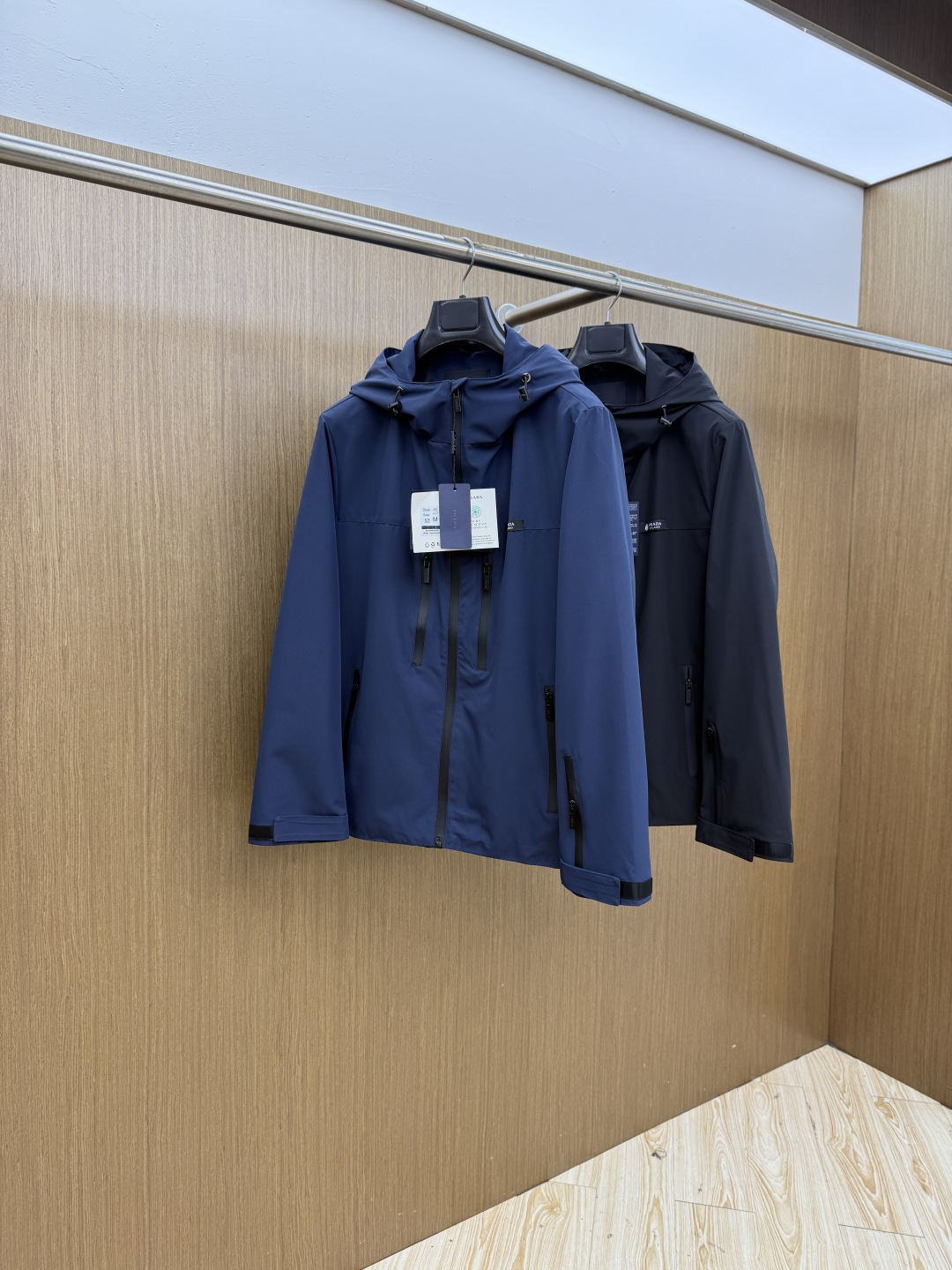 早春 PD 🔥年早春新款专柜同款连帽休闲夹克，商务休闲两不误！面料采用聚酯纤维防风防水面料，内里聚酯纤维