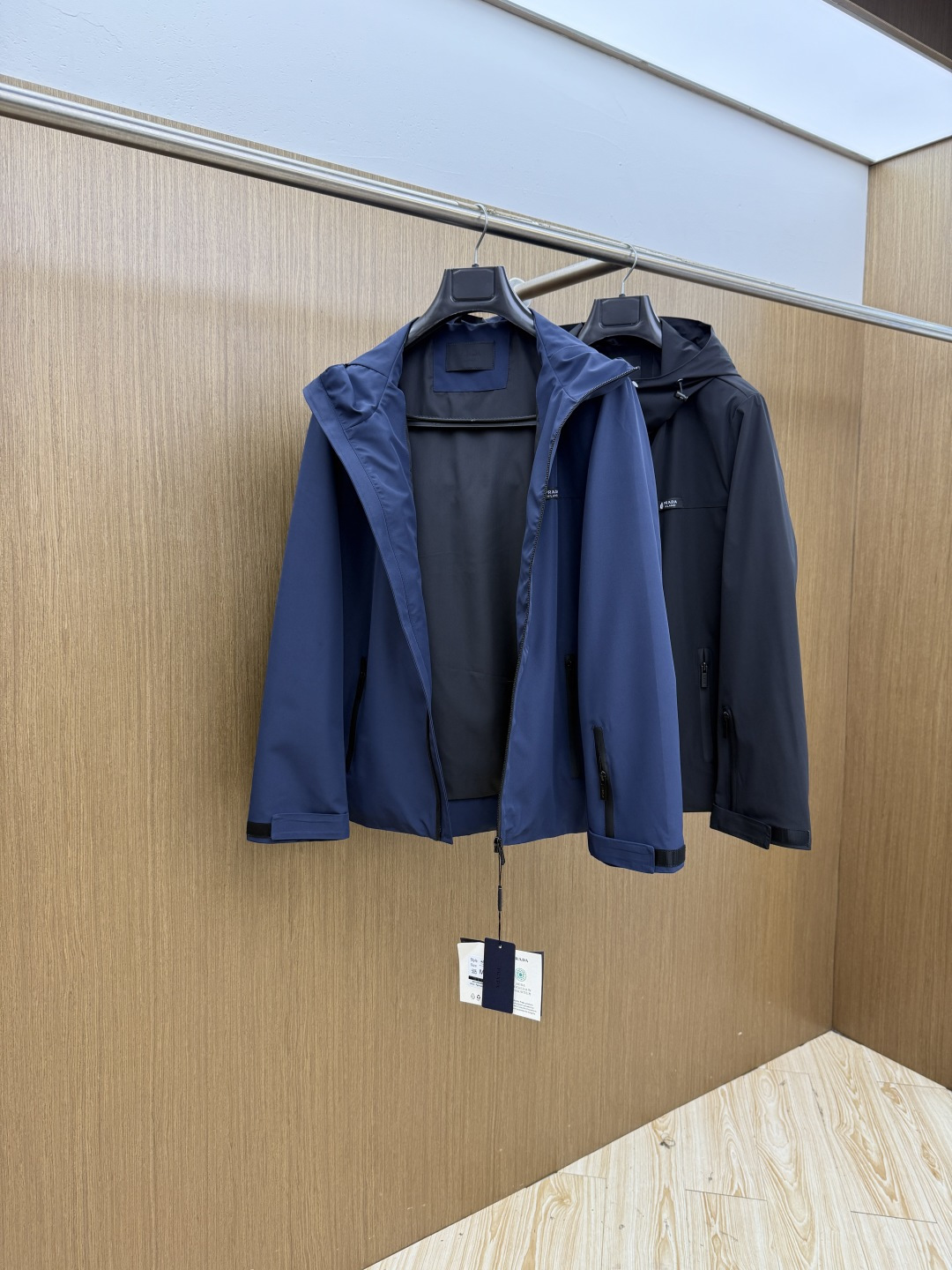 早春 PD 🔥年早春新款专柜同款连帽休闲夹克，商务休闲两不误！面料采用聚酯纤维防风防水面料，内里聚酯纤维