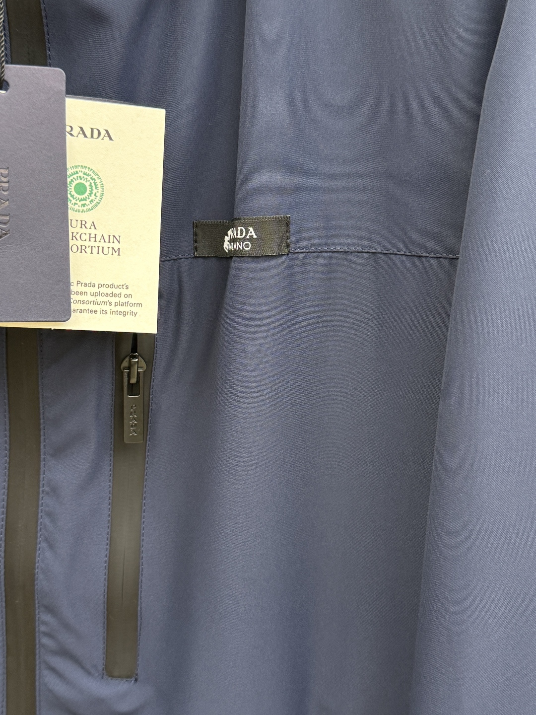 早春 PD 🔥年早春新款专柜同款连帽休闲夹克，商务休闲两不误！面料采用聚酯纤维防风防水面料，内里聚酯纤维