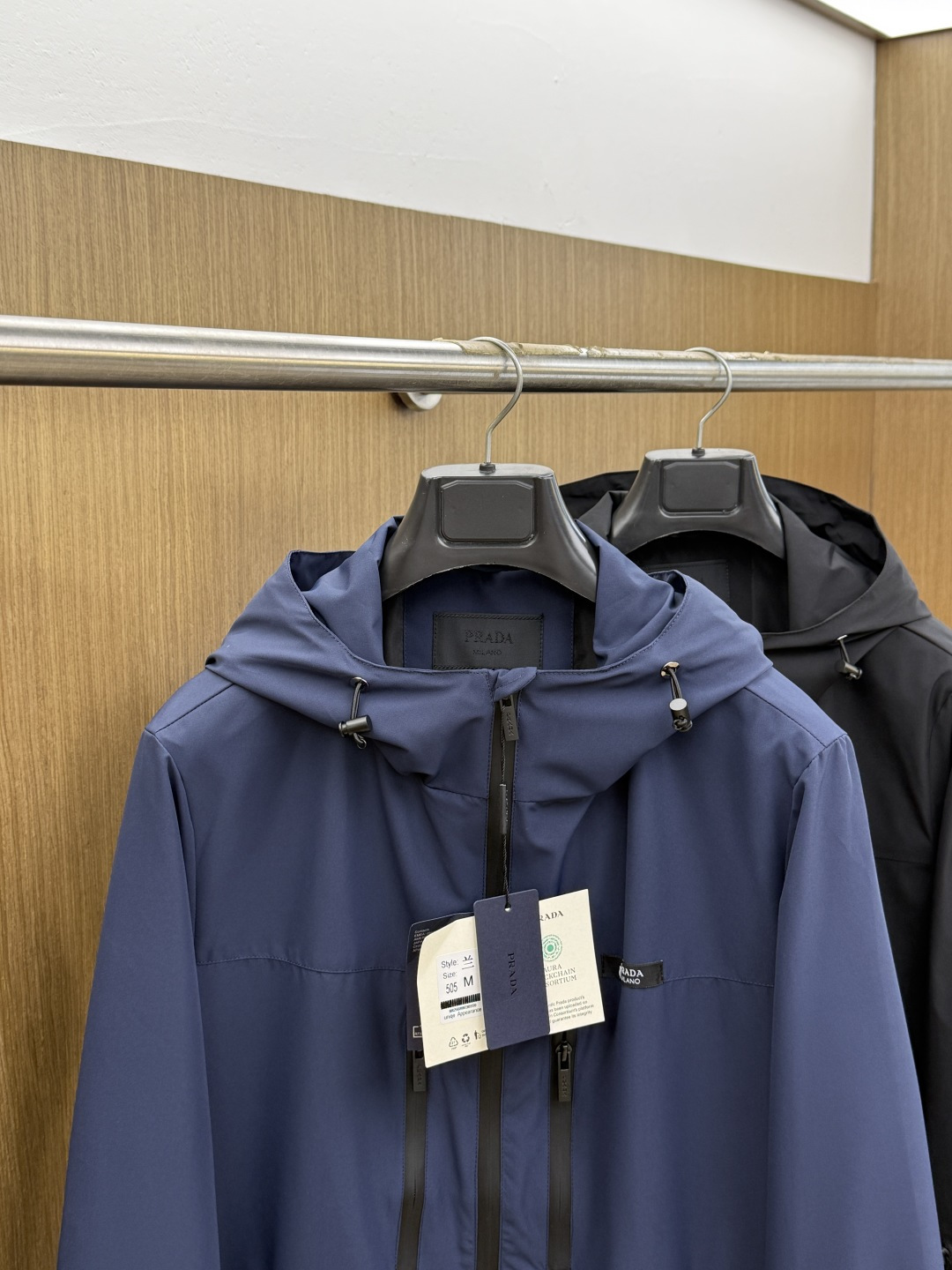 早春 PD 🔥年早春新款专柜同款连帽休闲夹克，商务休闲两不误！面料采用聚酯纤维防风防水面料，内里聚酯纤维