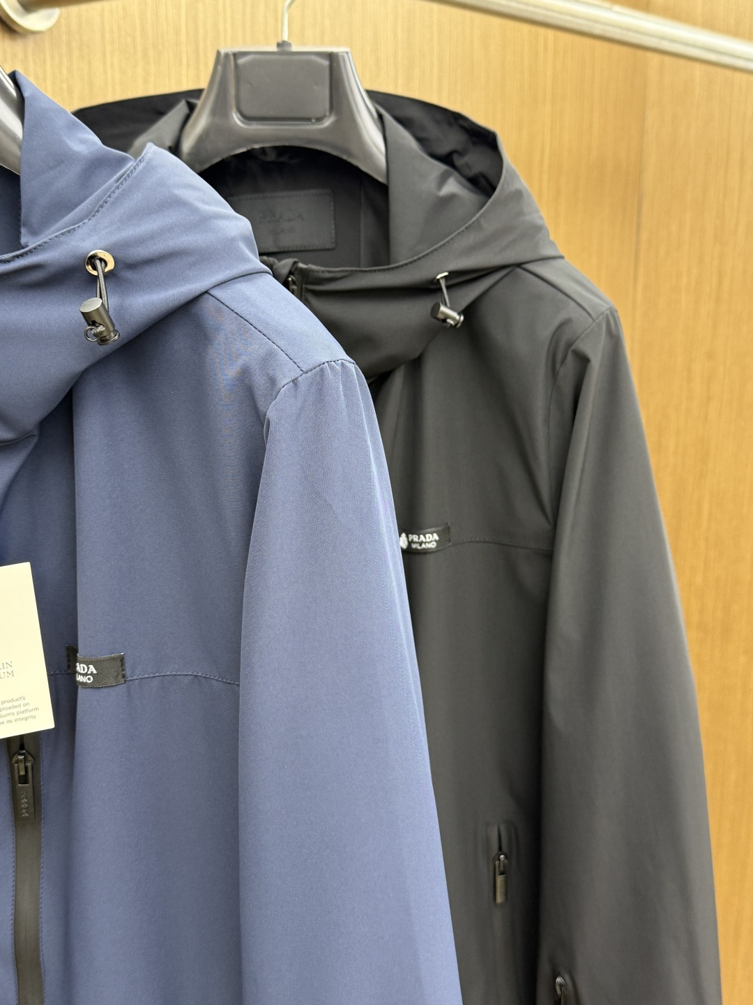早春 PD 🔥年早春新款专柜同款连帽休闲夹克，商务休闲两不误！面料采用聚酯纤维防风防水面料，内里聚酯纤维