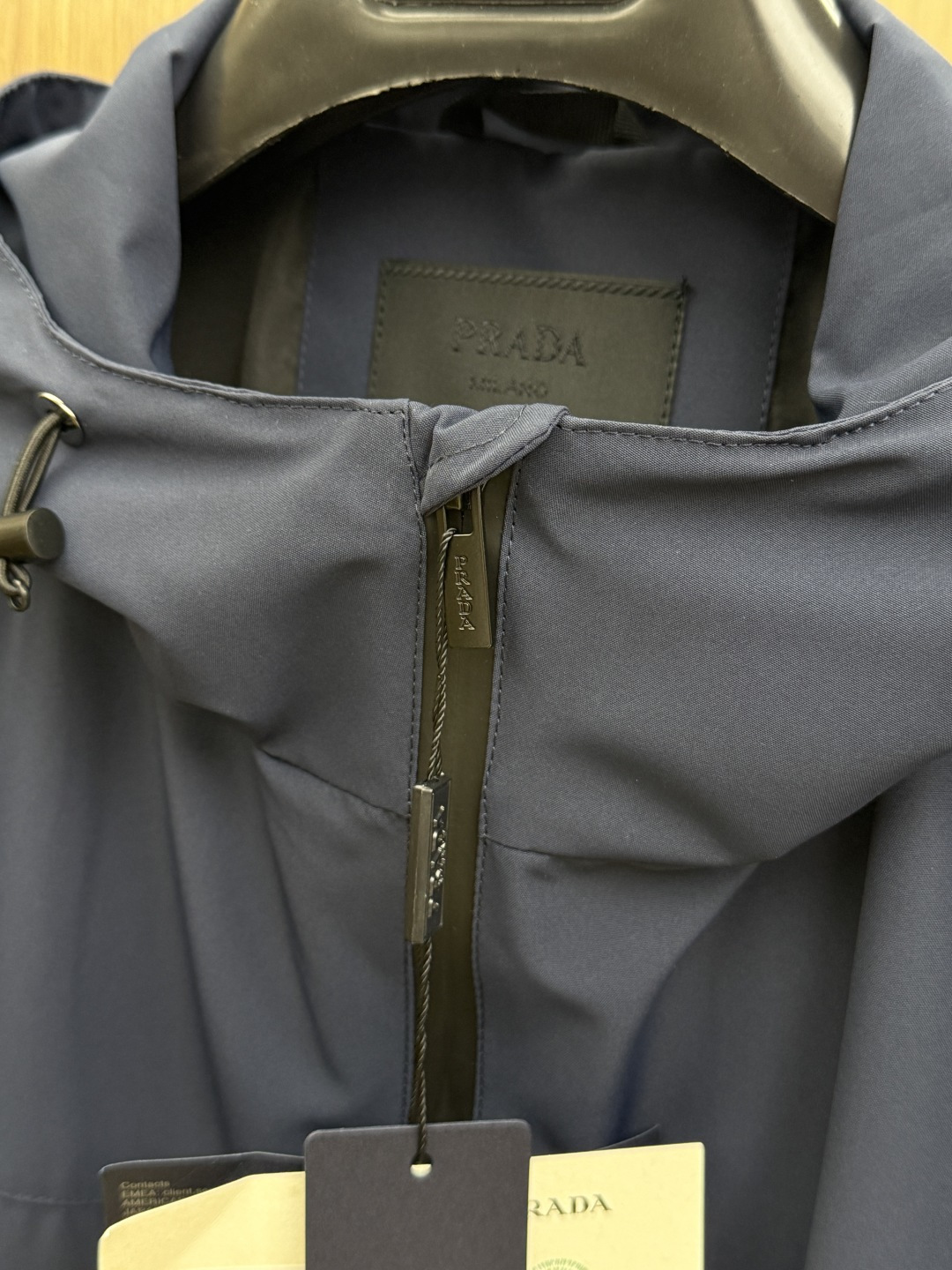 早春 PD 🔥年早春新款专柜同款连帽休闲夹克，商务休闲两不误！面料采用聚酯纤维防风防水面料，内里聚酯纤维