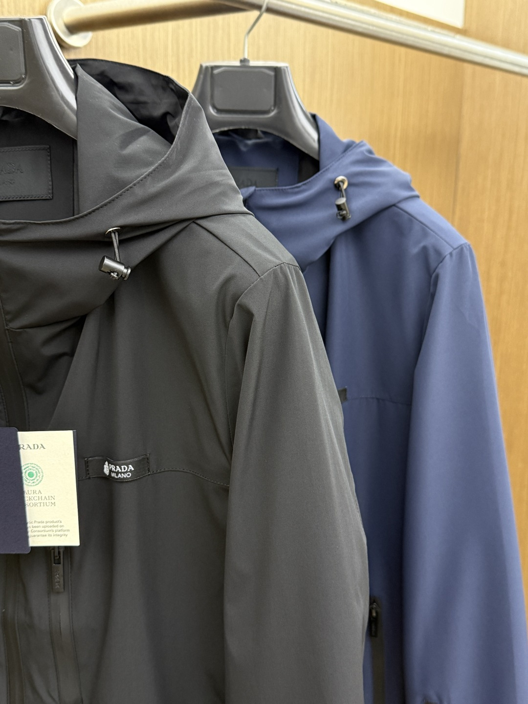 早春 PD 🔥年早春新款专柜同款连帽休闲夹克，商务休闲两不误！面料采用聚酯纤维防风防水面料，内里聚酯纤维