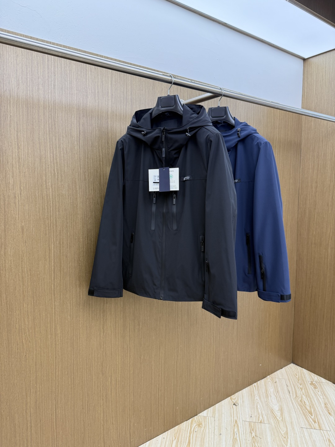 早春 PD 🔥年早春新款专柜同款连帽休闲夹克，商务休闲两不误！面料采用聚酯纤维防风防水面料，内里聚酯纤维