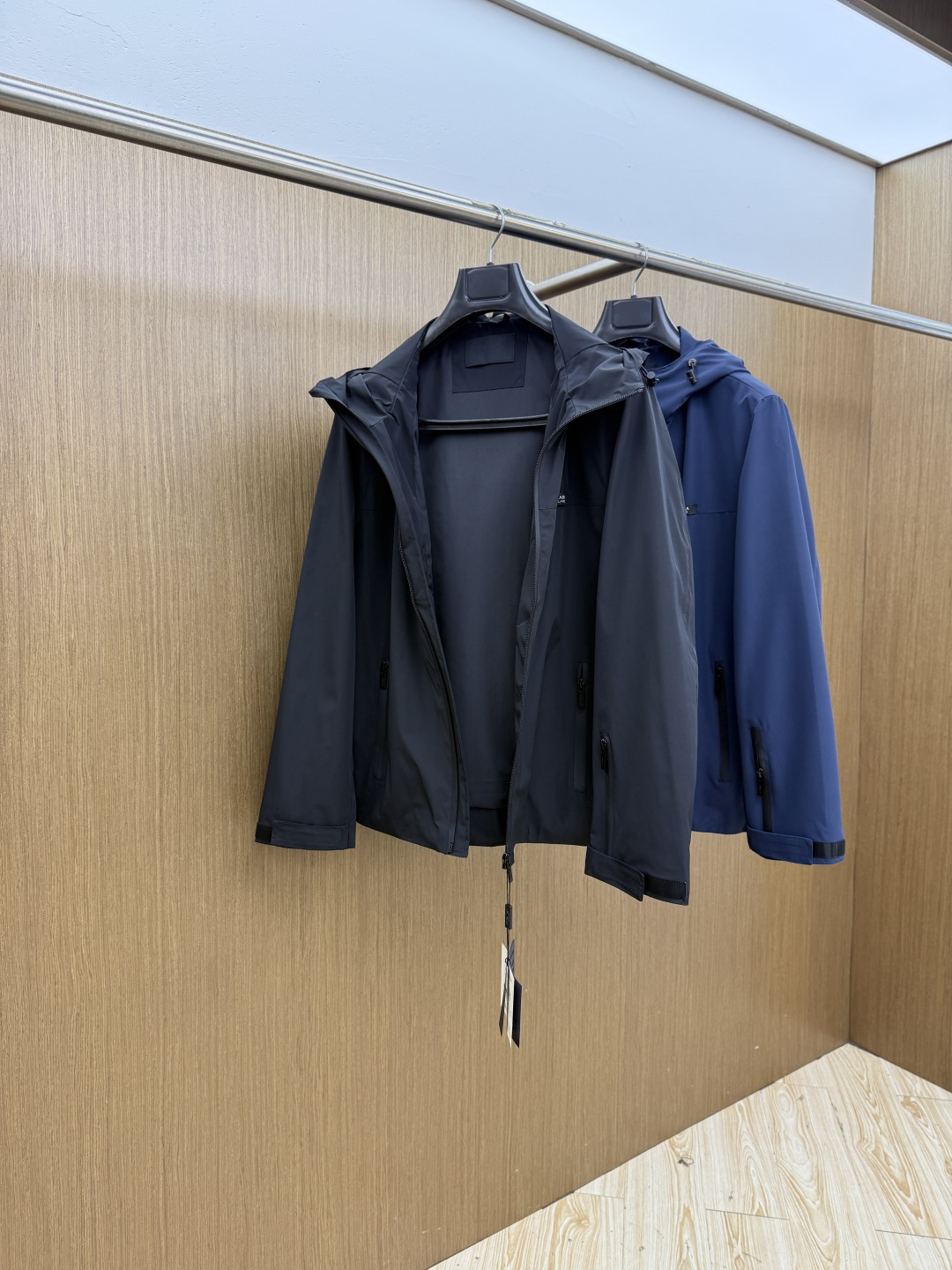早春 PD 🔥年早春新款专柜同款连帽休闲夹克，商务休闲两不误！面料采用聚酯纤维防风防水面料，内里聚酯纤维