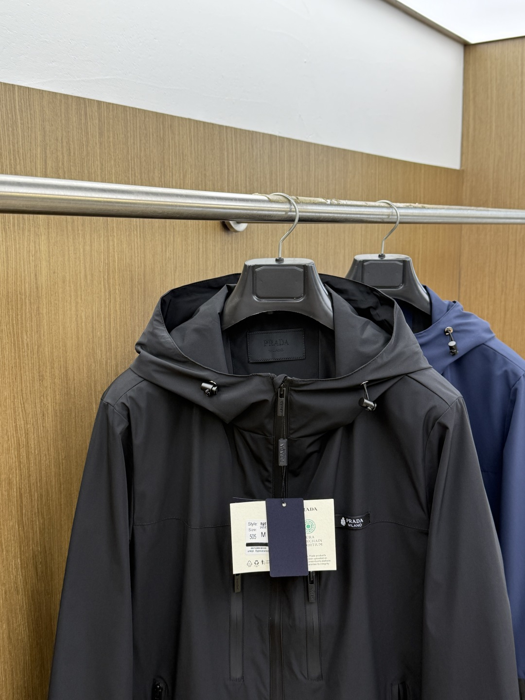 早春 PD 🔥年早春新款专柜同款连帽休闲夹克，商务休闲两不误！面料采用聚酯纤维防风防水面料，内里聚酯纤维