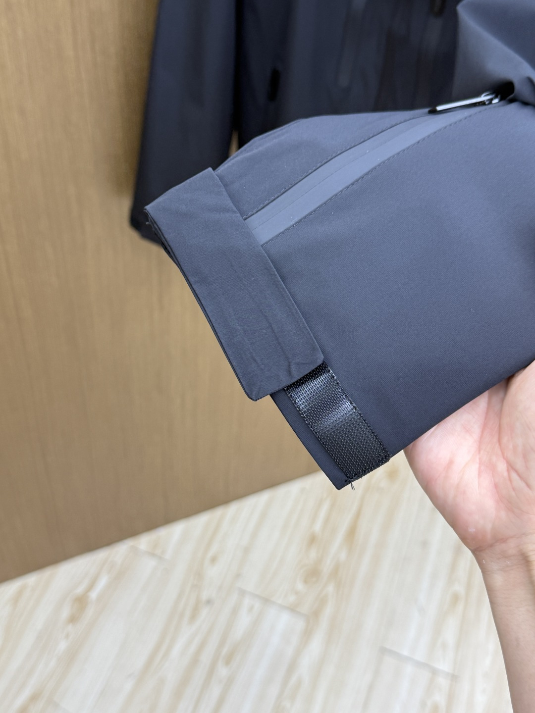 早春 PD 🔥年早春新款专柜同款连帽休闲夹克，商务休闲两不误！面料采用聚酯纤维防风防水面料，内里聚酯纤维