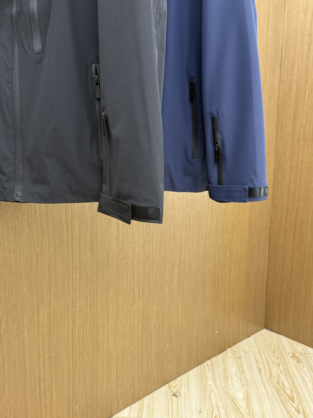 早春 PD 🔥年早春新款专柜同款连帽休闲夹克，商务休闲两不误！面料采用聚酯纤维防风防水面料，内里聚酯纤维