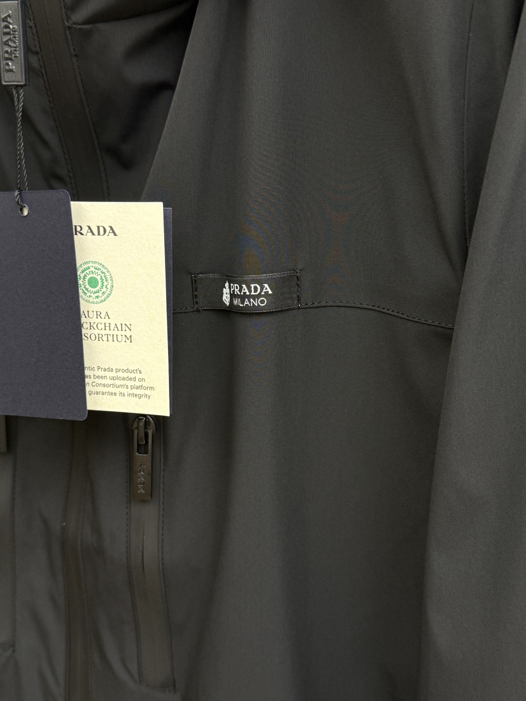 早春 PD 🔥年早春新款专柜同款连帽休闲夹克，商务休闲两不误！面料采用聚酯纤维防风防水面料，内里聚酯纤维