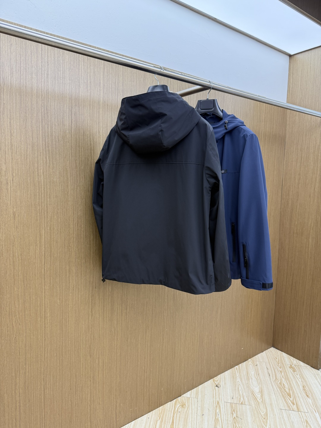 早春 PD 🔥年早春新款专柜同款连帽休闲夹克，商务休闲两不误！面料采用聚酯纤维防风防水面料，内里聚酯纤维