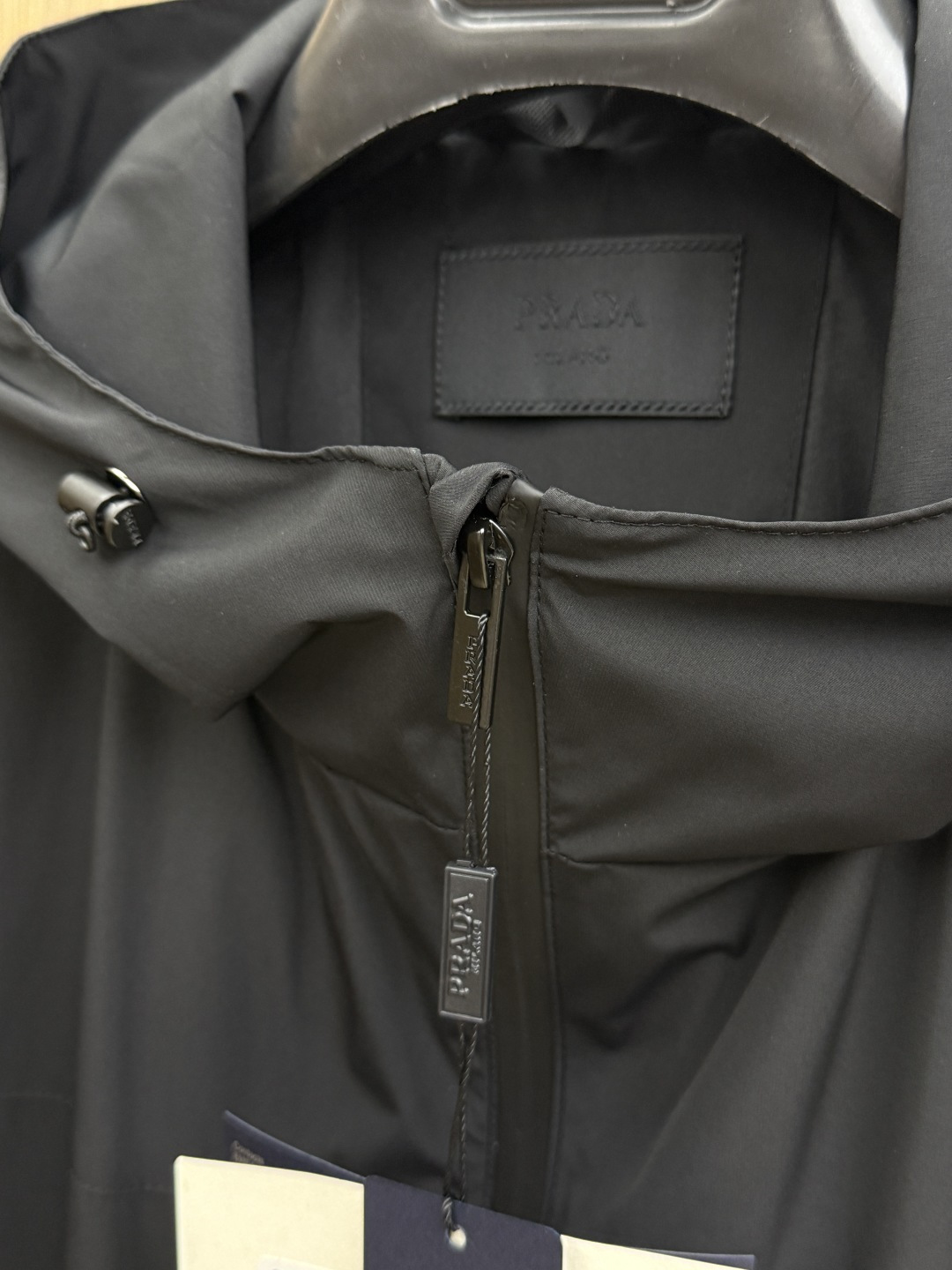 早春 PD 🔥年早春新款专柜同款连帽休闲夹克，商务休闲两不误！面料采用聚酯纤维防风防水面料，内里聚酯纤维