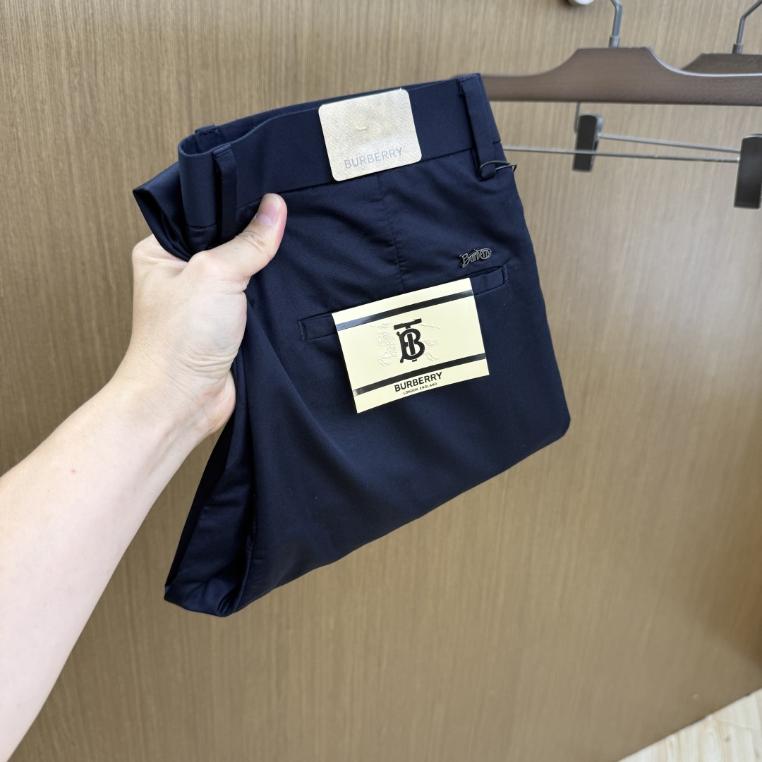 NO:775698,Early spring style BBR high-end customization 26 early spring new thin jeans are sold simultaneously at the counter. Original customized replicas. Customer-supplied hardware accessories. Original quality. Imported solid color denim fabric. Heavy washing. Fine workmanship. Excellent upper body!  Preferred single product, complete with three standards, code number 30-40, no 37 39 Fax,,jeans,19860909早春款 BBR 高端定制 26早春新款薄款牛仔裤 柜台同步发售 原版定制复刻 客供五金辅料 原单品质 进口固色牛仔面料 重工洗水 做工走线精细 上身绝佳！优选单品 三标齐全 码数30-40无37 39  Fax,,jeans,,Men's clothing